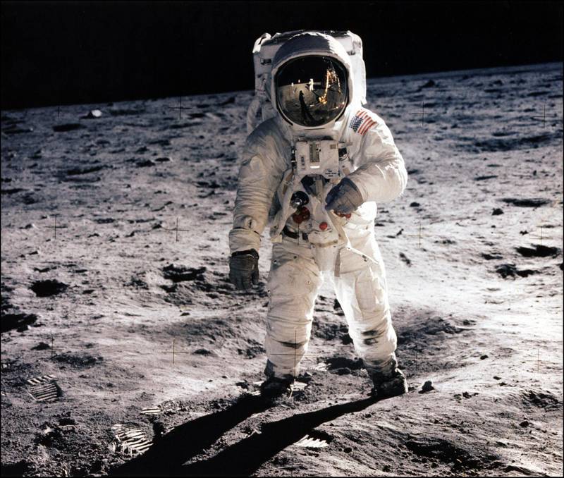 Bildet viser Buzz Aldrin i romdrakt på månen.