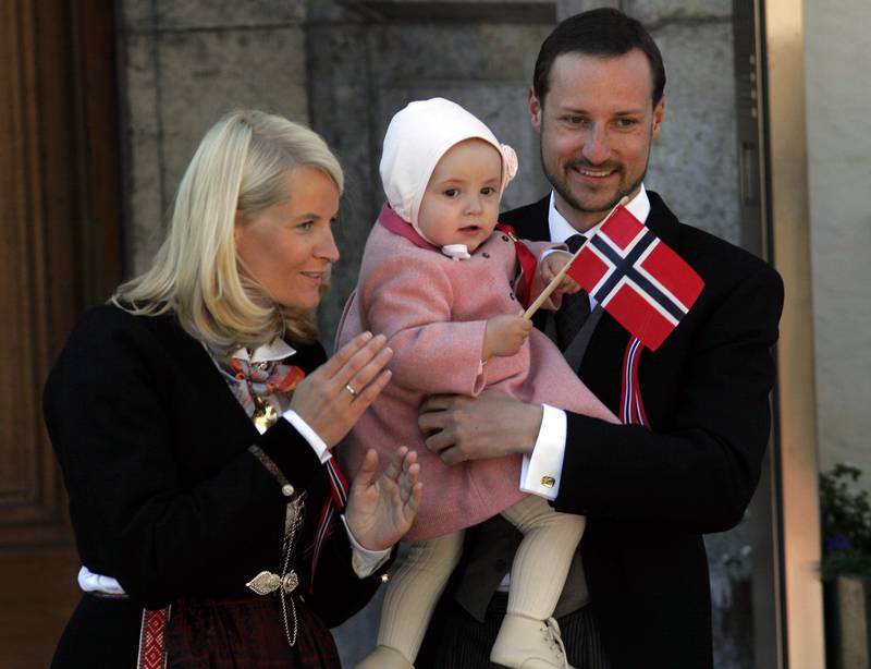 Bildet er av kronprins Haakon, kronprinsesse Mette-Marit og prinsesse Ingrid Alexandra som tok i mot barnetoget på Skaugum.
Foto: Jarl Fr. Erichsen / NTB .