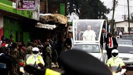 Paven besøkte slum i Nairobi
