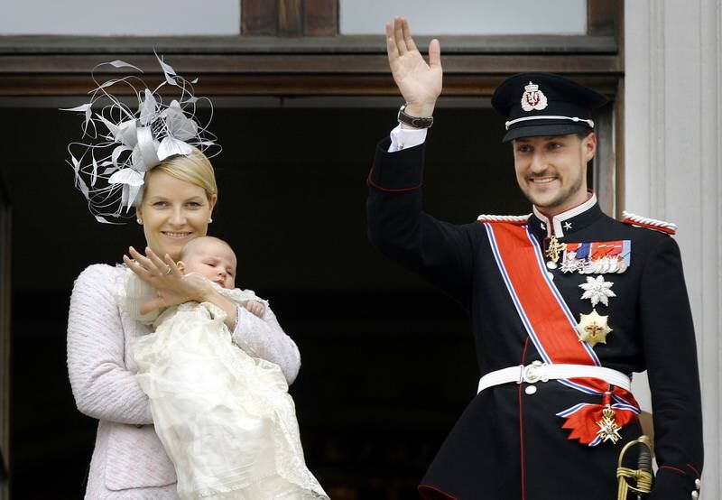 Bildet er av kronprinsesse Mette-Marit med dåpsbarnet, prinsesse Ingrid Alexandra, og en vinkende kronprins Haakon, på Slottsbalkongen etter dåpen i Slottskapellet lørdag.
Foto: Heiko Junge / NTB