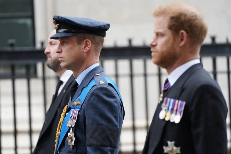 Prins William i uniform og prins Harry får bak dronningen kiste med andre kongelige. Foto: James Manning / AP / NTB