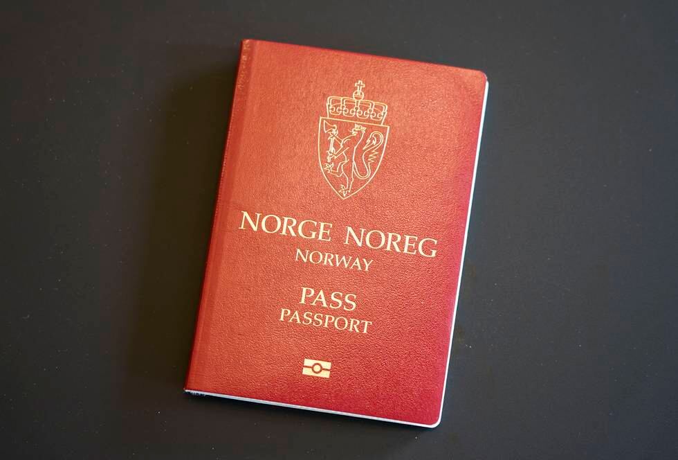 Bildet er av et rødt, norsk pass. Foto: NTB