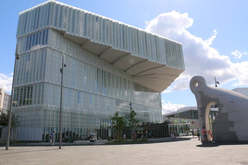 Bildet er av det nye biblioteket, sett fra utsiden. Det har store glassflater.