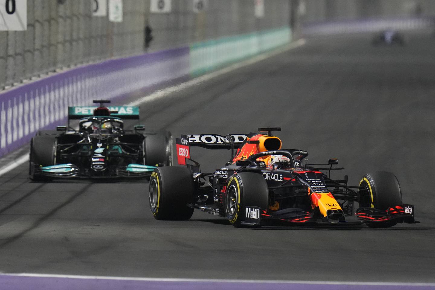 VM-duellen mellom Max Verstappen (foran) og Lewis Hamilton avgjøres i Abu Dhabi neste helg. Foto: Hassan Ammar / AP / NTB