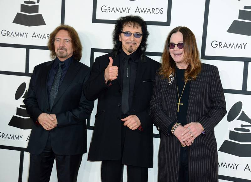 Bildet viser Geezer Butler (til venstre), Tony Iommi og Ozzy Osbourne i bandet Black Sabbath.