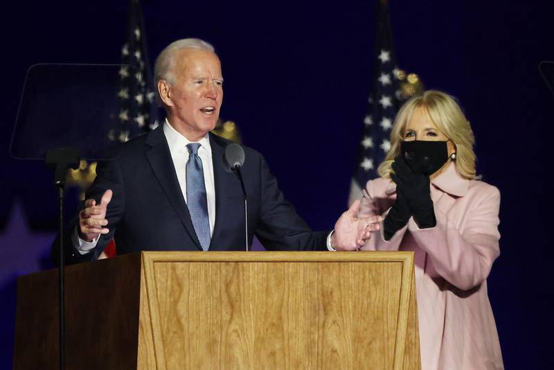 Bildet viser Joe Biden og kona tidlig onsdag morgen.