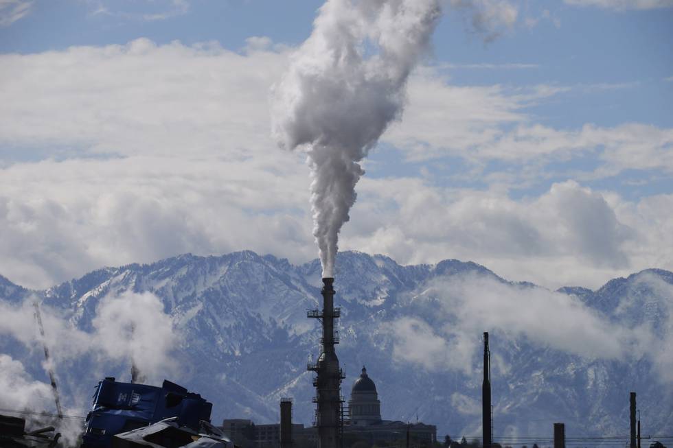 Bildet er fra Salt Lake City der et oljeraffineri spyr ut røyk i naturen.