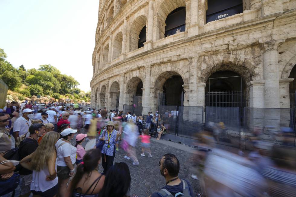Mange turister har samlet seg utenfor Colosseum i Roma. Mange turister har returnert til Italia etter to år med pandemi. Foto: Andrew Medichini / AP / NTB