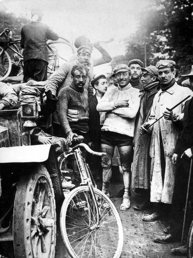 Bildet i svart hvitt viser vinneren Maurice Garin sammen med andre mennesker.