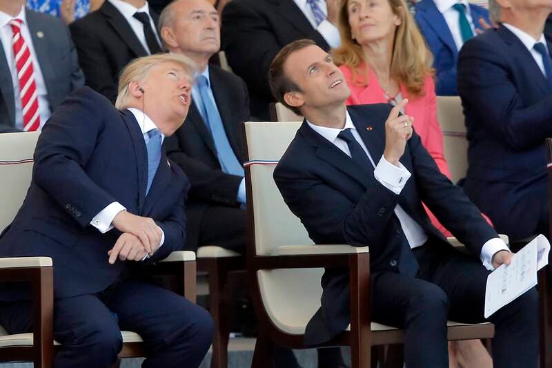 Bildet viser presidentene Donald Trump og Emmanuel Macron som ser på fly under paraden. 