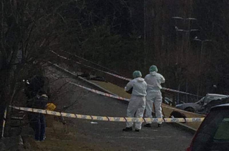 Bildet viser politiets folk som jobber på åstedet der en mann ble skutt i Oslo.