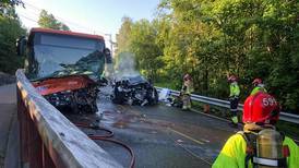 Buss og bil krasjet i Bergen - tre skadd