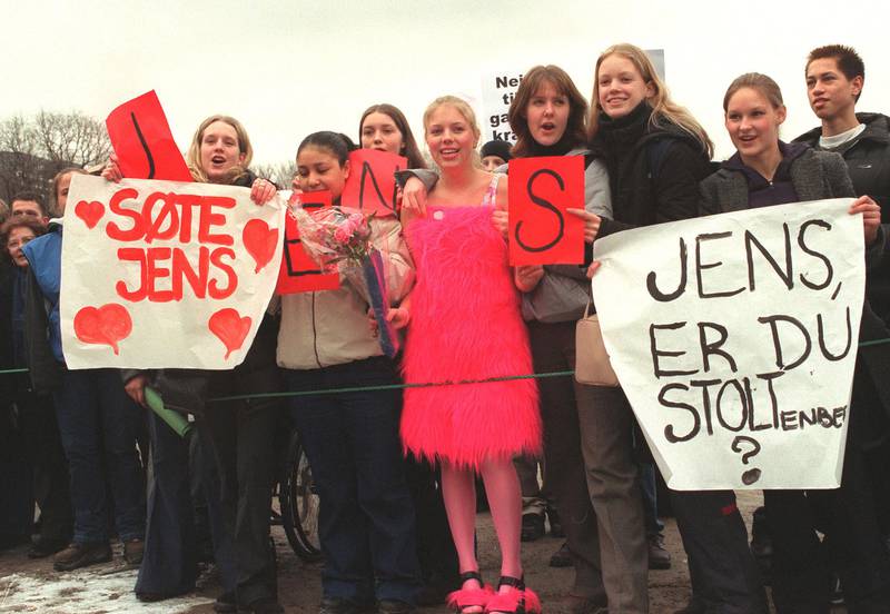 Bildet viser damer med plakater som gratulerer Jens Stoltenberg med statsministerjobben.