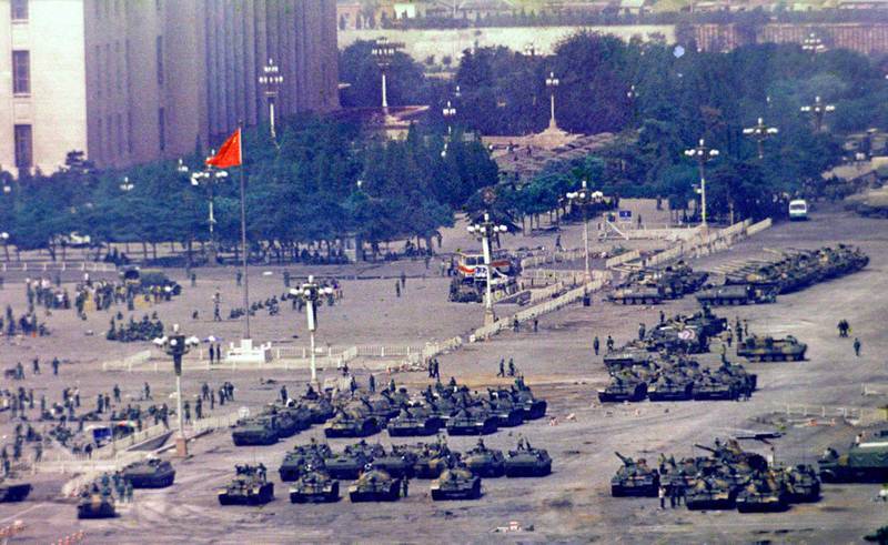 Bildet viser mange stridsvogner i gaten i 1989.