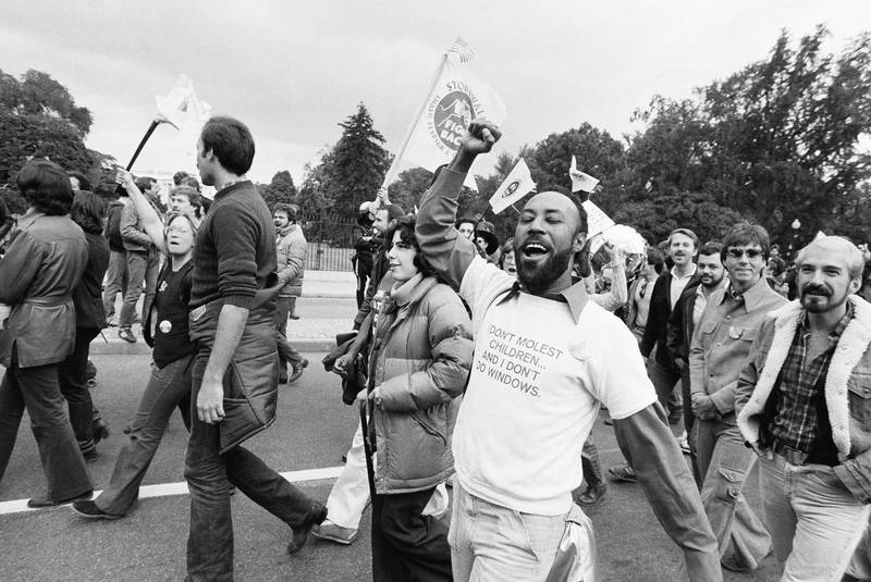 Bildet viser folk som går i pride-parade i 1979.