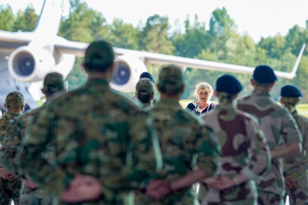 Statsminister Erna Solberg holdt tale under mottakelsen for de siste norske styrkene som lørdag kom med fly fra Afghanistan til den militære delen av Gardermoen.
Foto: Fredrik Hagen / NTB