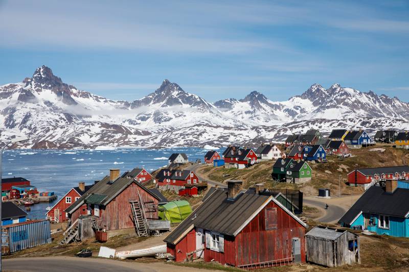 Bildet vider byen Tasiilaq på Grønland.