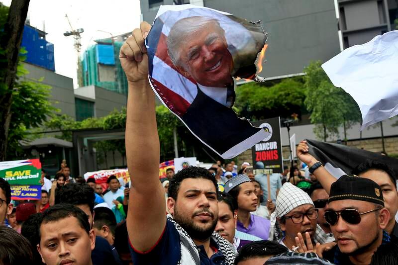 MALAYSIA: Muslimer i Kuala Lumpur i Malaysia protesterer mot Donald Trump og USA.