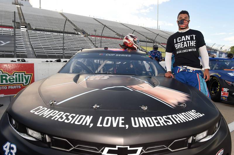 Bildet er av Bubba Wallace. Han står med racerbilen sin. Han har på en t-skjorte med teksten "I can't breathe". Det er et av slagordene som har blitt brukt av bevegelsen "Black lives matter".