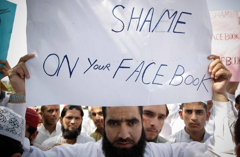 Bildet viser folk som protesterer mot Facebook i Pakistan i 2010.