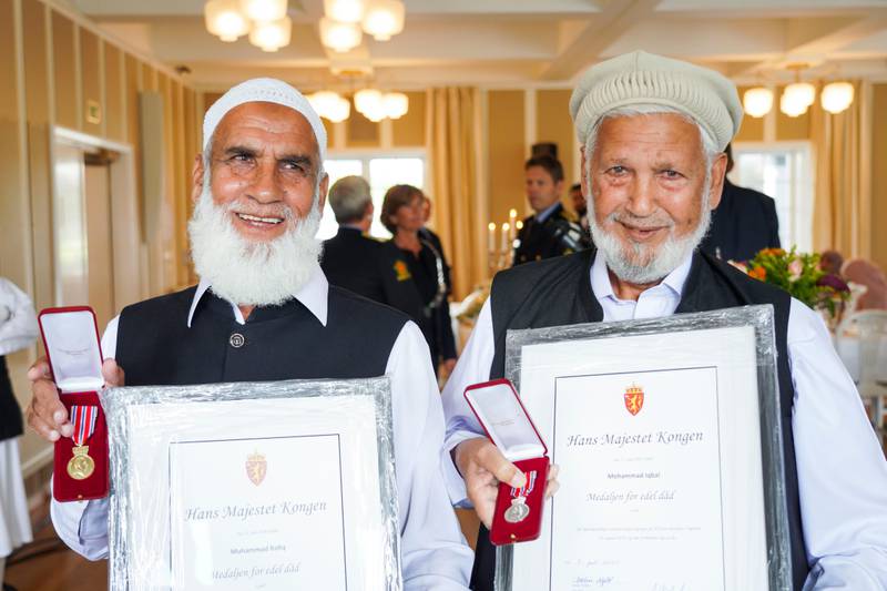 Bildet er Muhammad Rafiq (til venstre) og Mohammad Iqbal som blir tildelt medaljen for edel dåd for sine handlinger under angrepet på Al-Noor-moskeen.