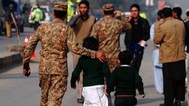 Minst 132 skolebarn er drept i Pakistan
