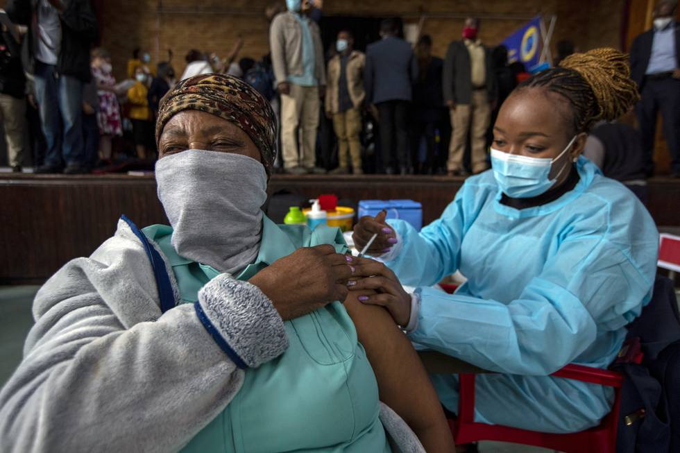 Tyske Biontech planlegger åpne vaksinefabrikk i Afrika. Her får en kvinne i Sør-Afrika en dose med selskapets koronavaksine. Foto: AP / NTB