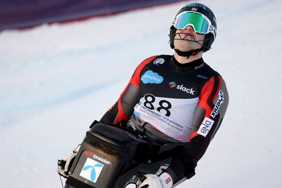 Bildet er av parautøveren Jesper Saltvik Pedersen. Han er i målområdet etter å ha kjørt alpint. Han kjører sittende. Foto: Geir Olsen / NTB