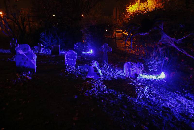 GRAVPLASS: I en hage på Norberg er det blitt kirkegård. Det er jo tross alt halloween.