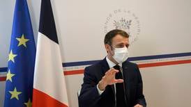 Macron lover å plage uvaksinerte