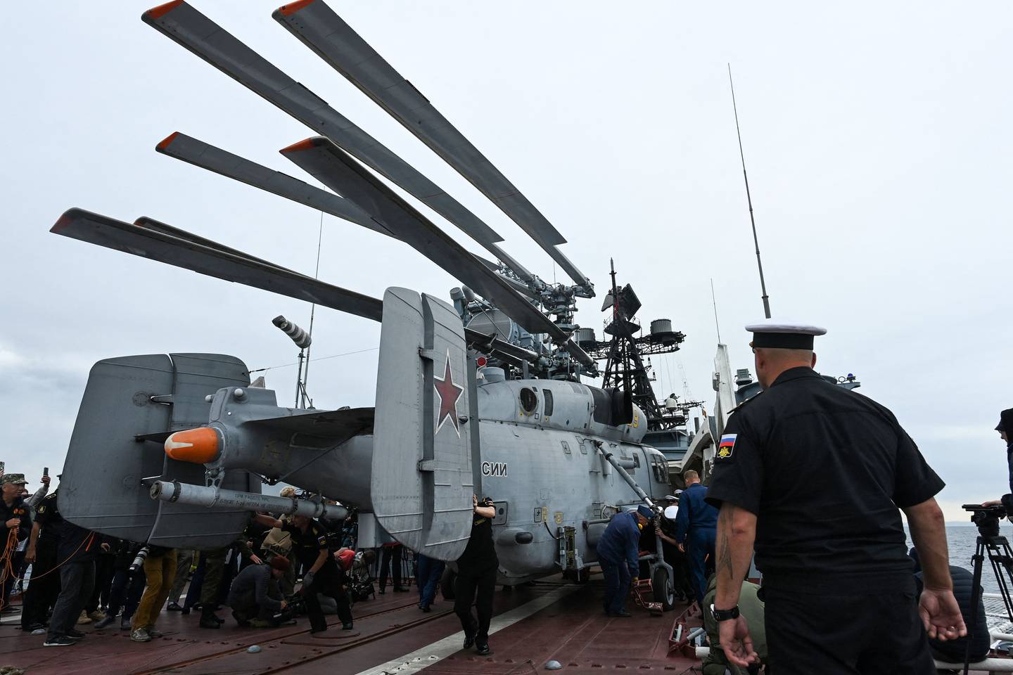 Bildet viser en militærøvelse og et militærhelikopter som er russisk.