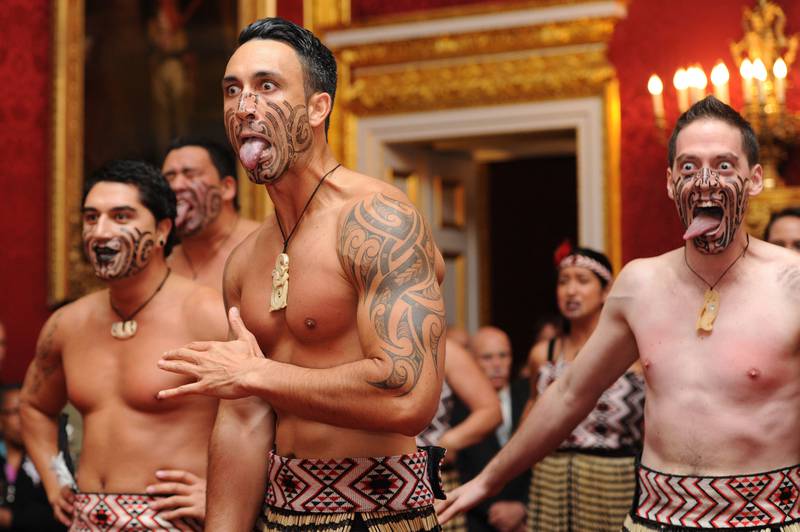 Bildet viser maorier som viser fram haka-dans på besøk i Storbritannia.