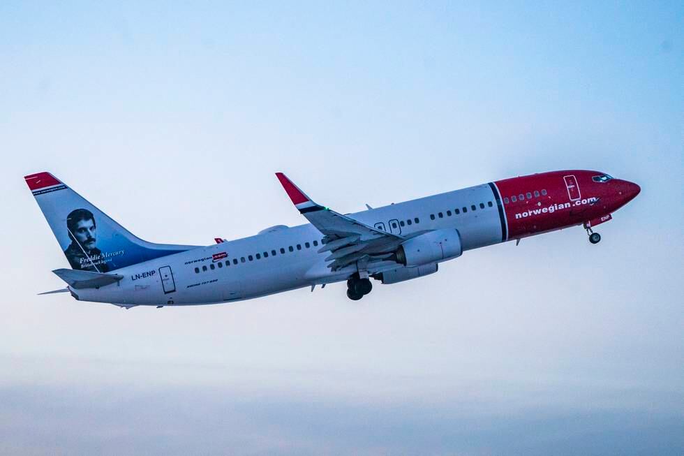 Bildet viser et Norwegianfly i lufta. Norwegian har blitt rammet av flytekniker-streiken. To ruter har blitt kansellert.