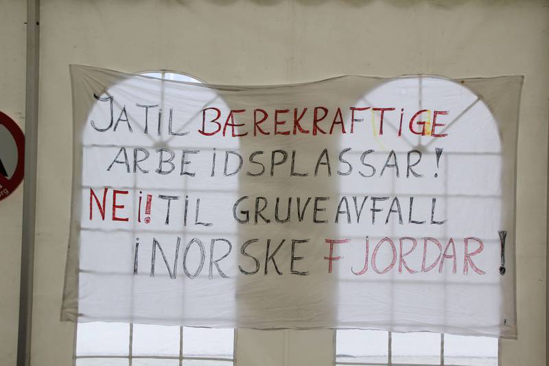 Bildet viser et skilt som er hengt opp. Det er en protest mot gruva ved Førdefjorden.