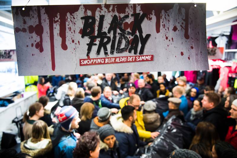 Bildet viser folk i butikker og skilt med Black Friday-reklame.