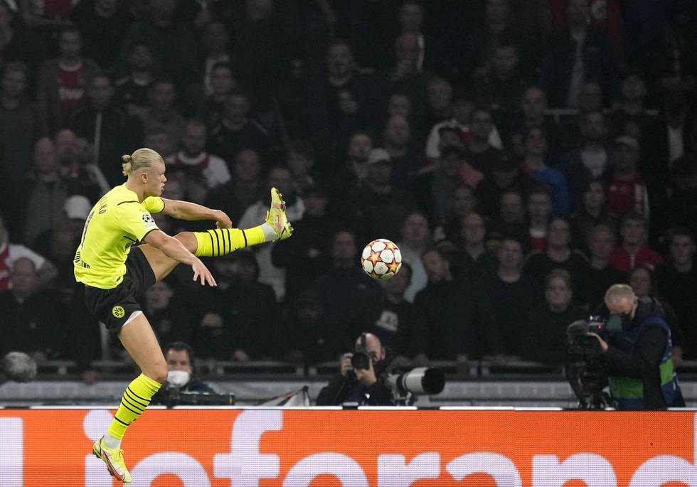 Erling Braut Haaland fikk det vanskelig på topp i Borussia Dortmund-laget borte mot Ajax. Foto: Peter Dejong, AP / NTB