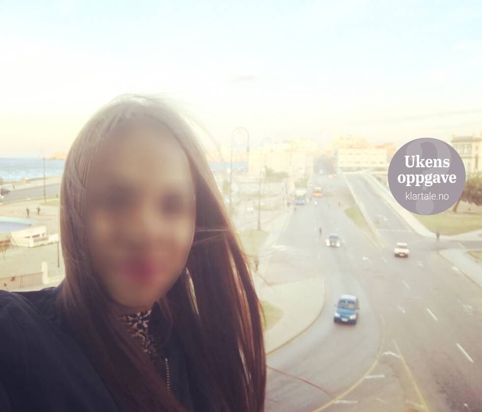 Bildet er av «Sofia» som står med ryggen mot en stor bilvei. Det er bygninger og hav i bakgrunnen. Ansiktet hennes er gjort utydelig. Foto: Privat