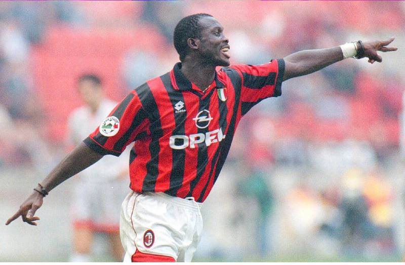 Bildet viser George Weah som spiller på AC Milan i 1996.