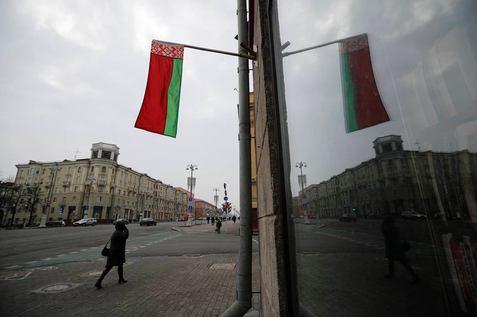 Bildet er av et hviterussisk flagg som henger i en gate i Minsk. Foto: Alexander Zemlianichenko Jr / AP / NTB