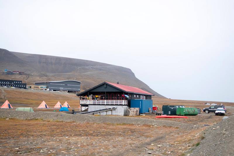 Bildet viser campingplassen utenfor Longyearbyen.