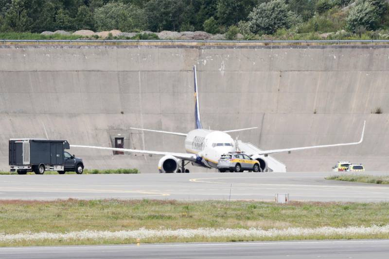 Bildet er av flyet fra Ryanair som landet på Oslo lufthavn Gardermoen i fredag. Det var en bombetrussel mot flyet.