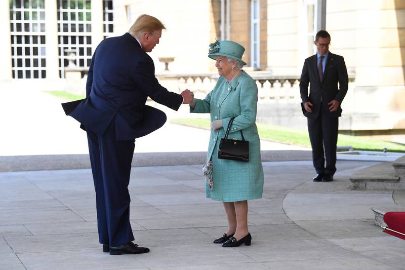 Bildet viser Donald Trump som håndhilser på dronning Elizabeth.