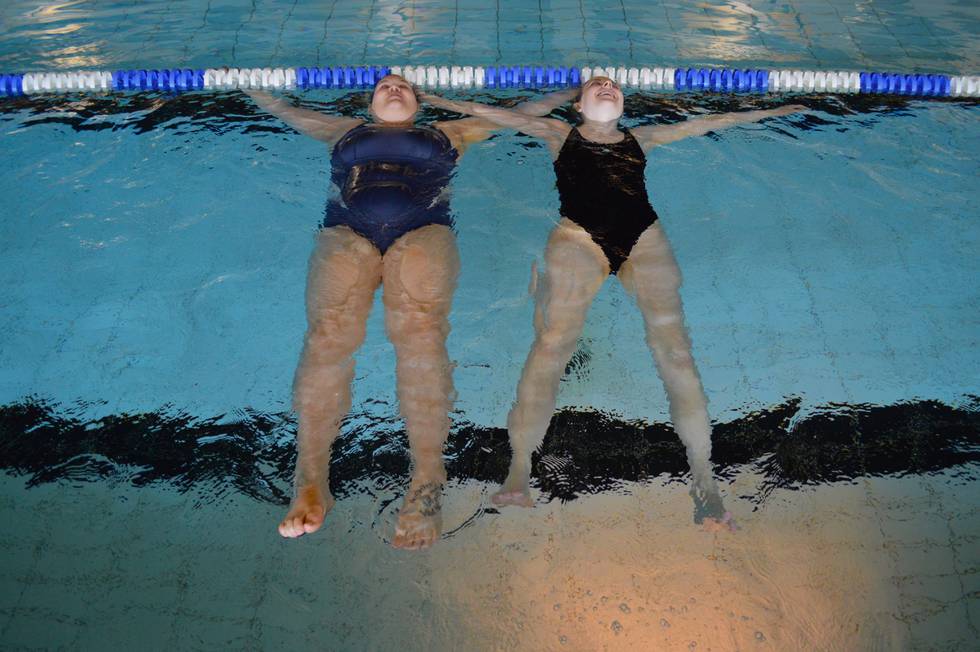 Yliana Meland og Christina Lindboe flyter i vannet.