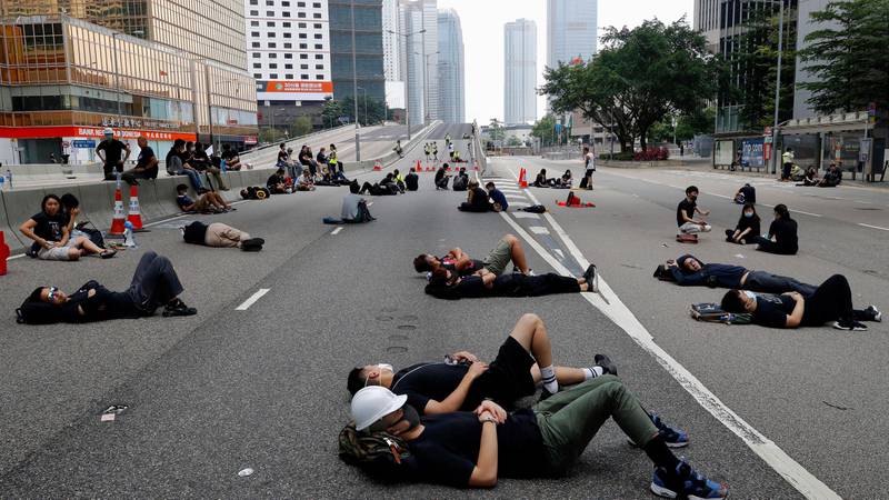 Bildet viser aktivister som hviler i gata i Hongkong.