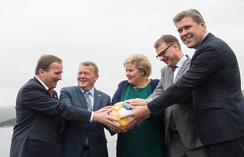 Bildet viser Stefan Löfven, Lars Løkke Rasmussen, Erna Solberg, Norge, Juha Sipilä og Bjarni Benediktsson. De står i en halvsirkel. Alle står med én hånd på en fotball.