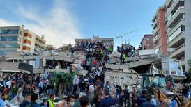 Flere personer skal være fanget i ruiner etter jordskjelv