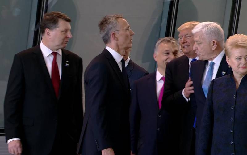 Bildet viser Donald Trump som dytter Dusko Markovic til side. De står blant en gruppe statsledere.