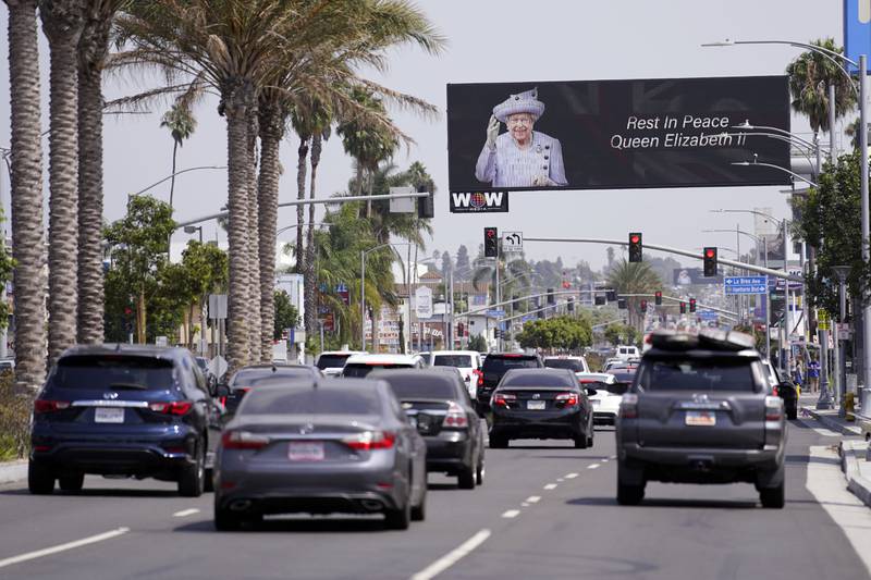 En plakat til ære for dronning Elizabeth langs motorveien i Inglewood i Los Angeles fylke i California. Foto: Mark J. Terrill / AP / NTB