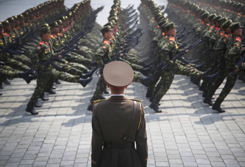 Bildet viser soldater som marsjerer i parade.