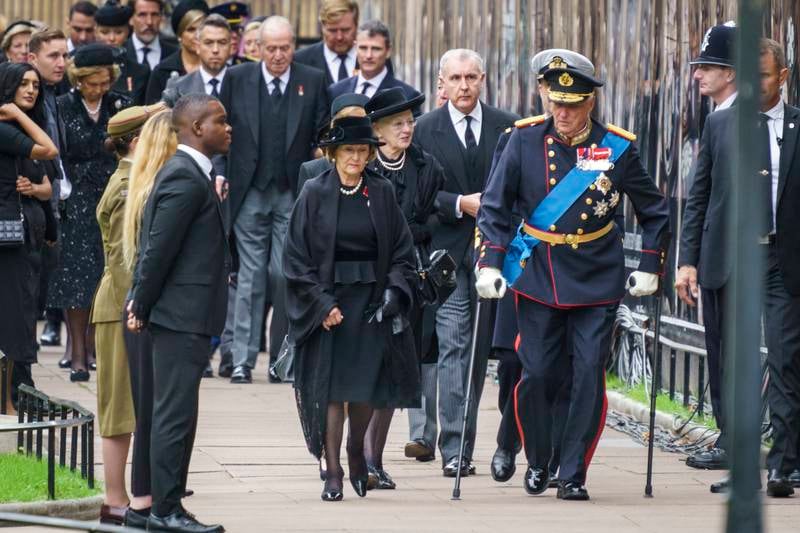 Kong Harald og Dronning Sonja idet de ankom Westminster Abbey. Dronning Margrethe av Danmark (t.h.) for dronning Sonja. Bak ses ekskonge Juan Carlos av Spania og eksdronning Sofia av Spania.
Foto: Heiko Junge / NTB